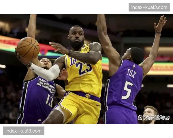 詹姆斯19分13助攻创季后赛单节8助纪录，湖人取开门红